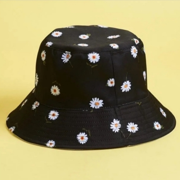 Alice + Olivia Accessories - ⭐️40% Off⭐️ Alice + Olivia Daisy Reversible Bucket Hat